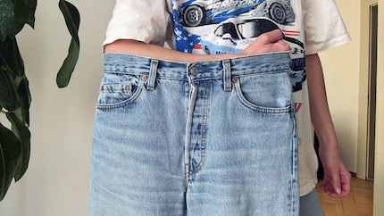 Si l’avant-bras rentre dans la ceinture, le jean devrait être à la bonne taille.