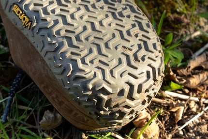 The multidirectional tread ensures excellent grip, especially on trails.