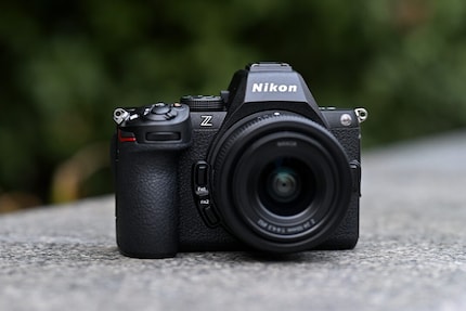 Le Nikon Z5II mesure 134 × 100,5 × 72 mm et pèse 700 grammes.