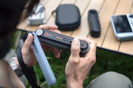 En plus du Wi-Fi, du Bluetooth et de l'USB, il dispose d'un lecteur de carte SD.