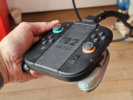 Les Joy Con dans le support de recharge.