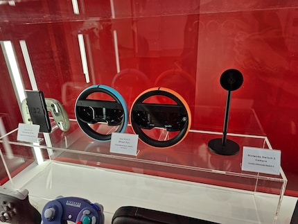 La caméra Switch 2 (à droite) est étonnamment compacte.