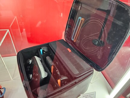 La pochette d’accessoires énorme.