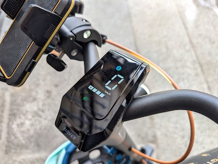 Des accessoires sont également disponibles pour les scooters électriques, comme un support pour téléphone portable.