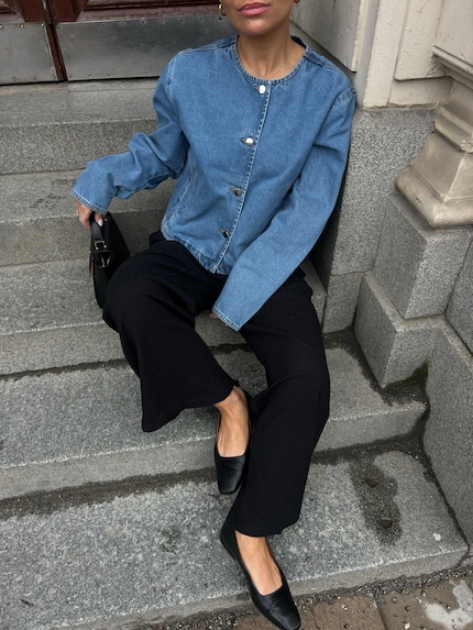 Une veste en jean au style élégant.