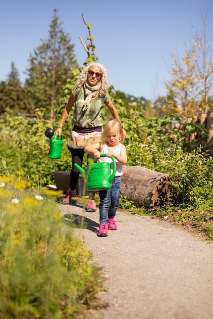 Both young and old work together in Kathrin's learning garden.