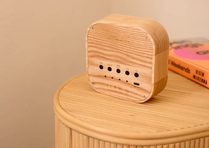 Retro vibes: you set the alarm the classic way, i.e. using buttons.