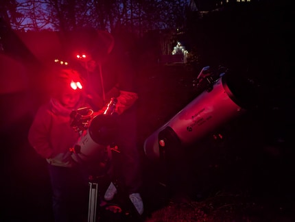 Red light constricts the pupils less than bright white light.