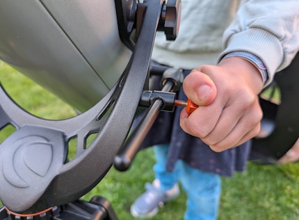 To adjust the telescope, you have to loosen a screw. The force needed for this is too much for some children’s hands.