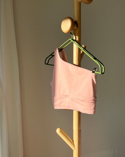 Pas que pour l’entraînement : mon soutien-gorge de sport asymétrique de confiance.
