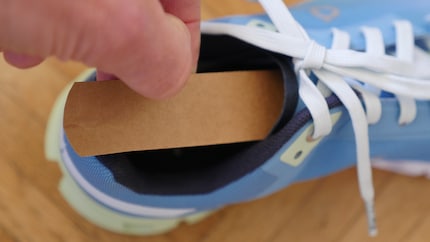 Le gabarit en carton permet de vérifier si la chaussure est suffisamment longue.