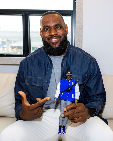 LeBron James présente sa propre poupée Barbie : la star de la NBA est le premier «Kenbassador» officiel de la marque.