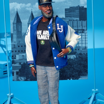 Design détaillé : la poupée de LeBron James porte notamment le t-shirt «We Are Family» de sa fondation ainsi qu'une veste avec des symboles personnels.