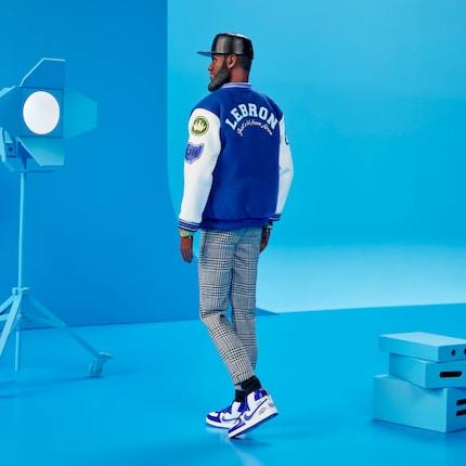 De dos, une déclaration : sur la veste de la poupée de LeBron James, on peut lire «Just a Kid from Akron» - une référence à sa ville natale dans l'Ohio.