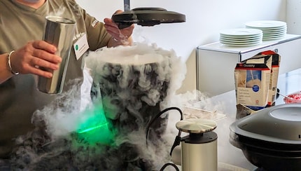 Même la légendaire glace aux fruits de Therma n'avait pas l'air aussi fantaisiste.