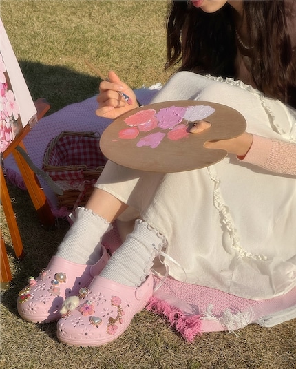 Decorated with jibbitz, the playfulness of the new model comes into its own even better.