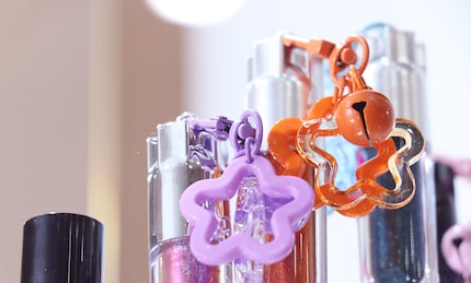 Doux extras : fleurs en plastique et clochettes, exposées au Cosmoprof de Minyao Cosmetics.