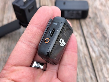 Le micro-cravate sans fil se connecte très bien à la caméra.