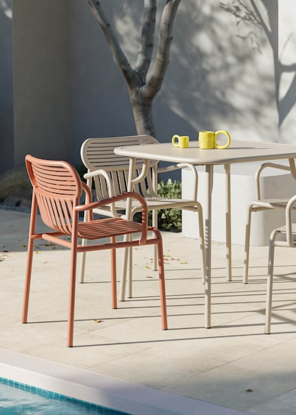 Cette chaise de jardin au charme français permet une position assise détendue grâce à sa hauteur de 45 cm.
