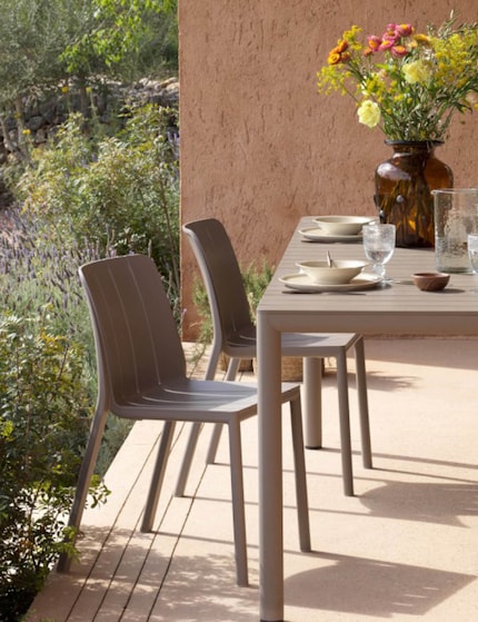 La chaise de couleur gris-beige pèse environ 3,6 kg, ce qui la rend facile à manipuler.