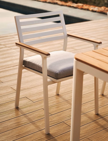 Avec une hauteur d’assise de 45 cm, ce modèle permet d’être confortablement installé à table.