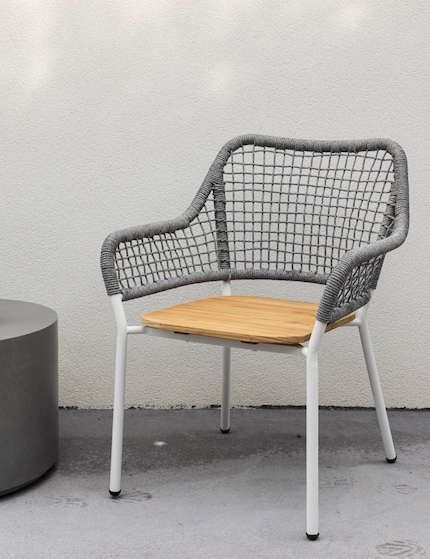Avec une hauteur d’assise de 59 cm, ce fauteuil est plutôt haut, ce qui le rend particulièrement confortable pour les personnes de grande taille.