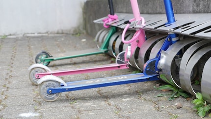Quiconque n’a pas mis d’antivol à sa trottinette ici finira tôt ou tard par rentrer à la maison à pieds.