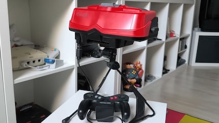 Le Virtual Boy avec son support et sa manette.