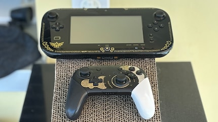 Le GamePad de la Wii U est plus encombrant que les manettes traditionnelles, dont la manette Pro de la Switch.