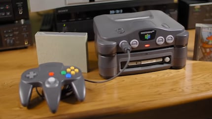 Le 64DD se branche sous la console en tant qu’extension matérielle et lit des disquettes à la place des cartouches.
