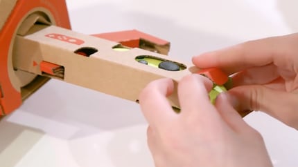 Avec Labo, bricolez un morceau de carton pour y insérer la Switch.
