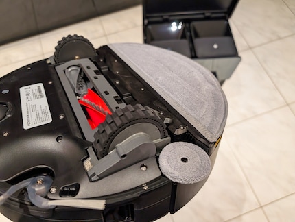 The Saros 10 can lift all mop pads and brushes separately.
