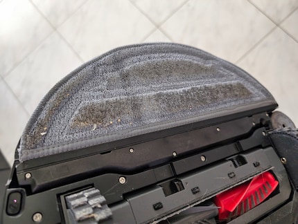 This is what the mop plate looks like before it’s cleaned in the base station.