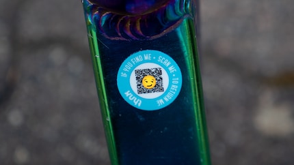 Qu’il s’agisse d’un QR code ou d’une possibilité de contact direct, il est utile d’afficher une indication sur la trottinette.
