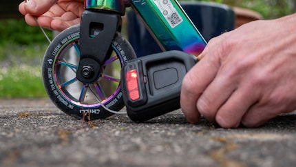 Un beau design mais pas toujours pratique : la trottinette Chilli n’est pas faite pour les antivols épais