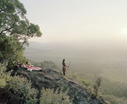 In Kenya's national parks, tourists can comfortably observe wild animals in their natural habitat. The animals become actors, so to speak, in a nostalgic storybook world.
