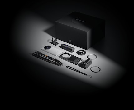 Le contenu du kit du photographe à côté du Vivo X200 Ultra.