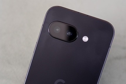 Les capteurs du Pixel 9a sont sobrement mis en scène.