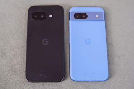 Comparé au Pixel 8a (à droite), le nouveau Pixel 9a est visuellement ennuyeux et générique.