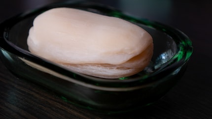 Le savon de Marseille peut aussi faire briller le bois. Du moins, il est satiné.