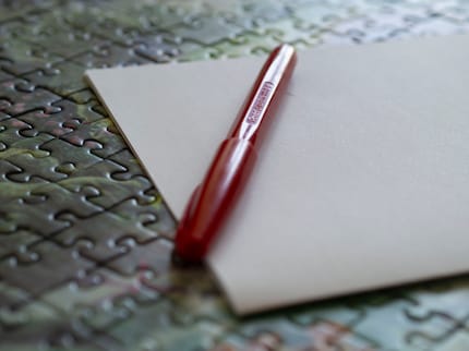 Malheureusement, le stylo, le papier et le cerveau ne suffisent pas pour résoudre entièrement les énigmes. 
