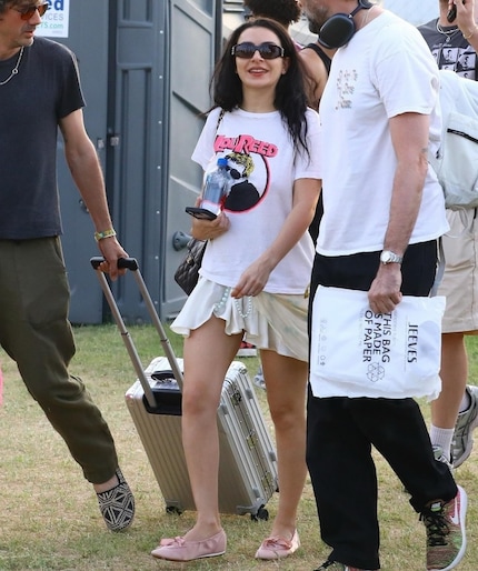 Charli XCX au festival de Coachella en ballerines de Vivaia.