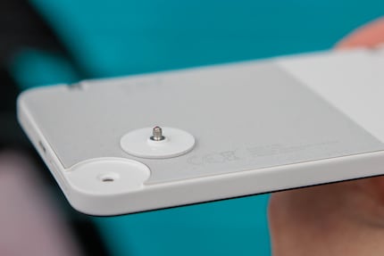 La tige filetée permet de fixer des accessoires.