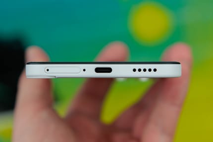 Le CMF Phone 2 Pro se recharge par un port USB-C.