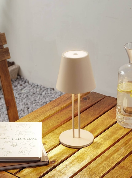 Une lampe résistante aux intempéries pour tous ceux qui ont un faible pour la couleur tendance jaune beurre.