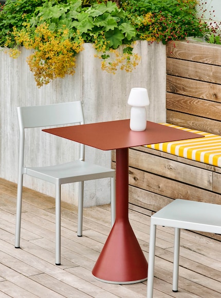 Portable et blanche du pied à l’abat-jour, la lampe Apollo mise sur la discrétion avec style.