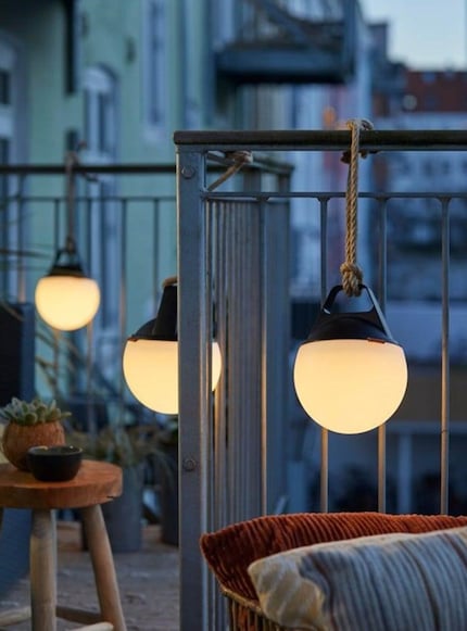 Cette lampe transportable peut être posée sur une table ou suspendue à une balustrade.