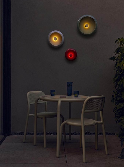 Ce design deux-en-un peut être posé ou suspendu.