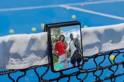 Avec sa charnière, le smartphone à clapet peut être placé de différentes manières.