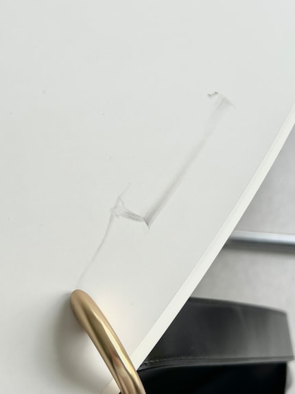 Lift the hook to move it: the black stopper can stain.